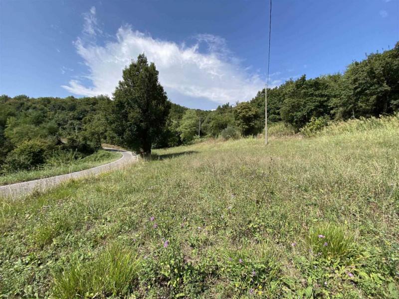Terreno edificabile per la realizzazione di una Villa Singola oppure una Bifamiliare Intera. 
Lot...