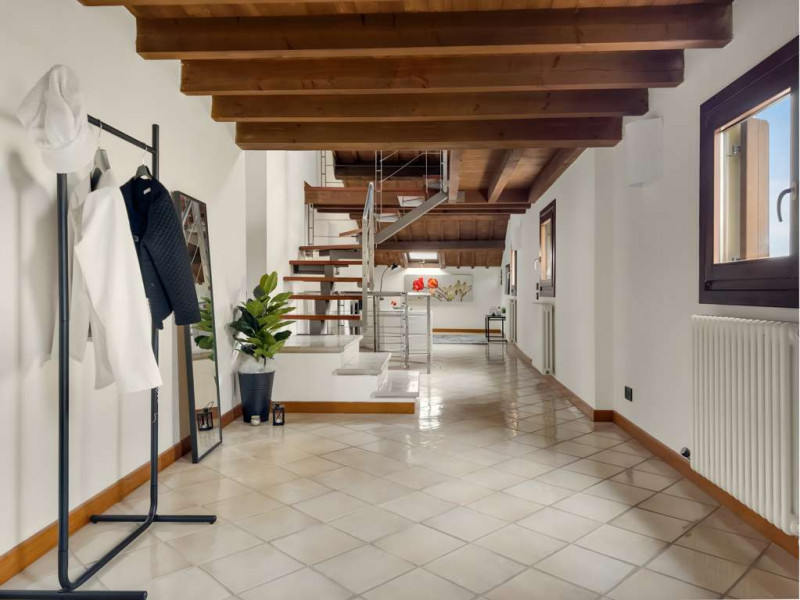 Nel prestigioso contesto del centro storico di Vicenza, a pochi passi dalla rinomata Piazza dei S...