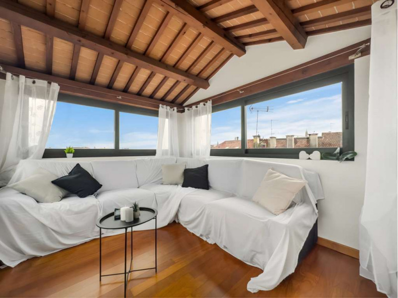 Nel prestigioso contesto del centro storico di Vicenza, a pochi passi dalla rinomata Piazza dei S...