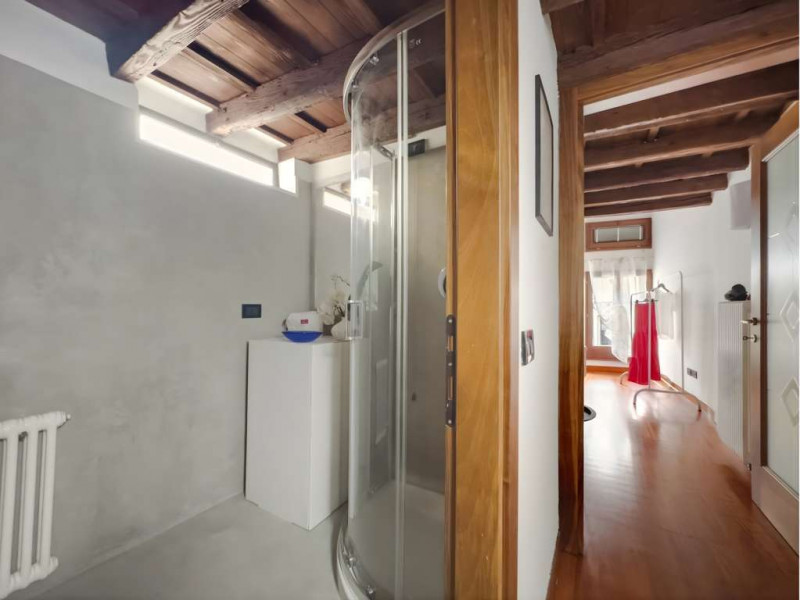 Nel prestigioso contesto del centro storico di Vicenza, a pochi passi dalla rinomata Piazza dei S...