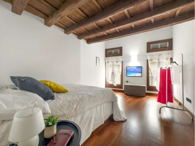 Nel prestigioso contesto del centro storico di Vicenza, a pochi passi dalla rinomata Piazza dei S...