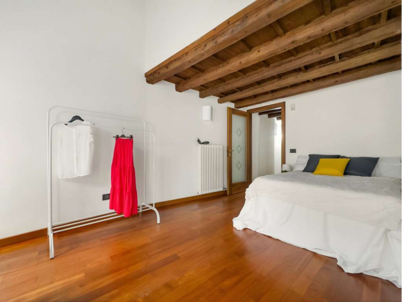 Nel prestigioso contesto del centro storico di Vicenza, a pochi passi dalla rinomata Piazza dei S...