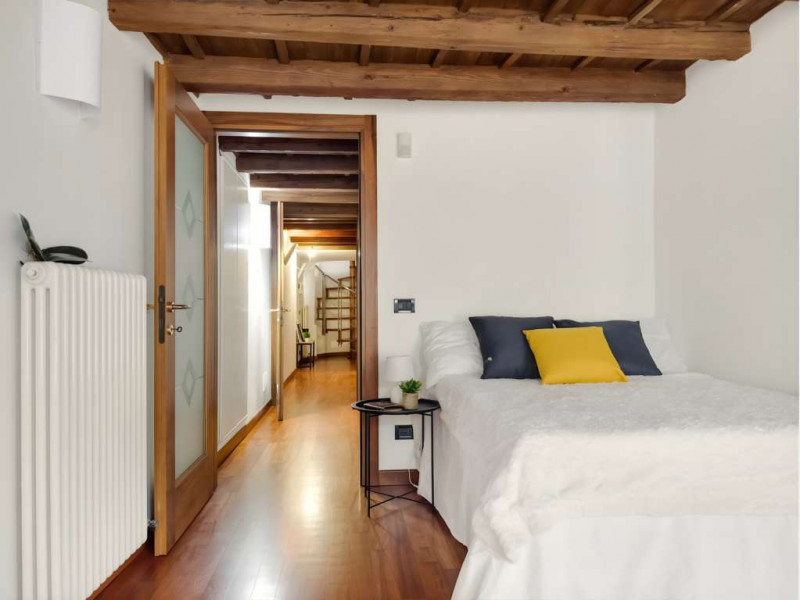 Nel prestigioso contesto del centro storico di Vicenza, a pochi passi dalla rinomata Piazza dei S...