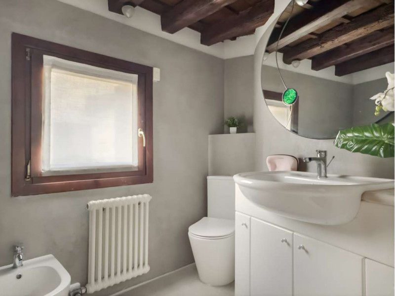 Nel prestigioso contesto del centro storico di Vicenza, a pochi passi dalla rinomata Piazza dei S...