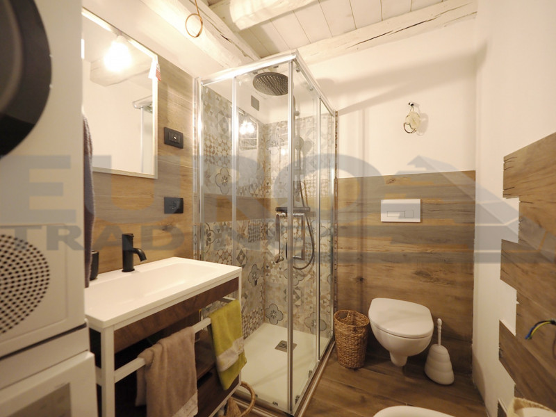 Proponiamo in vendita porzione di casa indipendente del 1800, completamente restaturata seguendo ...