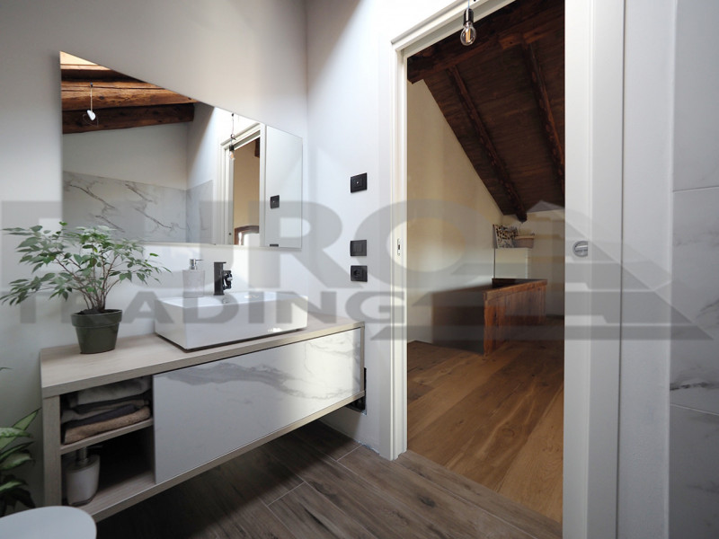 Proponiamo in vendita porzione di casa indipendente del 1800, completamente restaturata seguendo ...