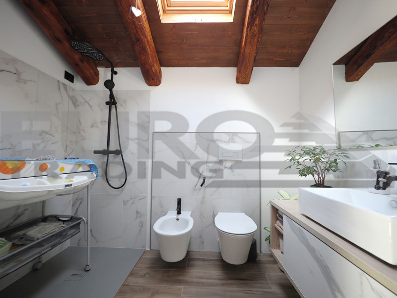 Proponiamo in vendita porzione di casa indipendente del 1800, completamente restaturata seguendo ...