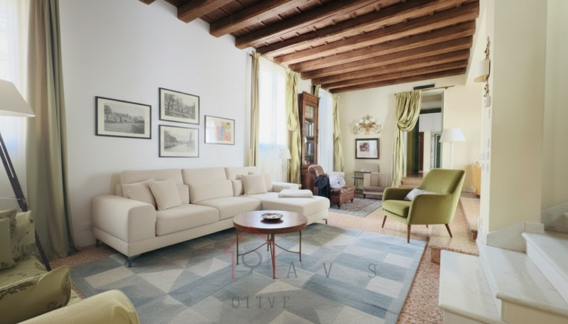 Nel cuore pulsante del Centro Storico di Padova, proponiamo in vendita un esclusivo palazzetto te...