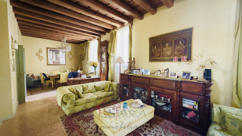 Nel cuore pulsante del Centro Storico di Padova, proponiamo in vendita un esclusivo palazzetto te...