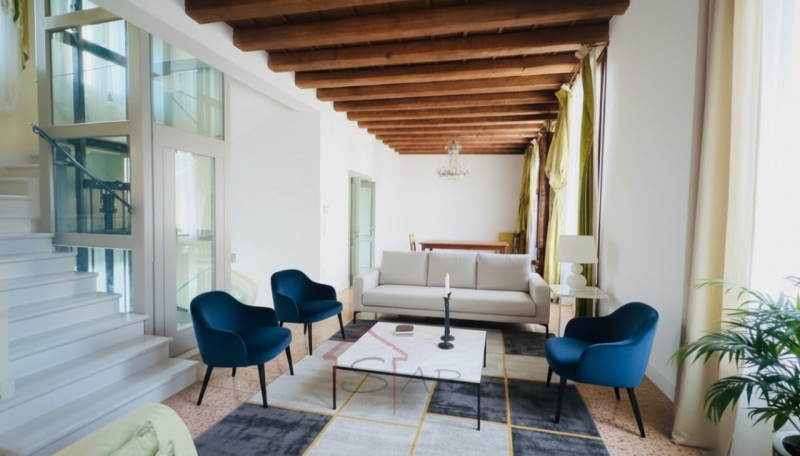 Nel cuore pulsante del Centro Storico di Padova, proponiamo in vendita un esclusivo palazzetto te...