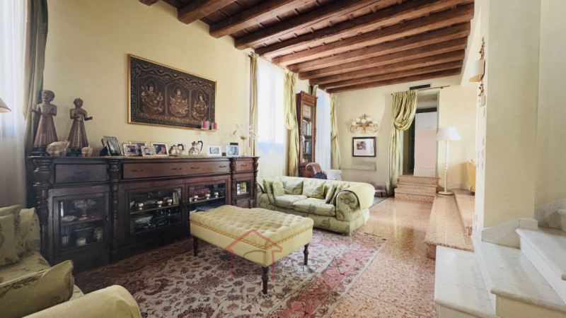 Nel cuore pulsante del Centro Storico di Padova, proponiamo in vendita un esclusivo palazzetto te...