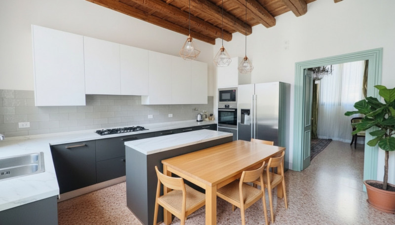 Nel cuore pulsante del Centro Storico di Padova, proponiamo in vendita un esclusivo palazzetto te...