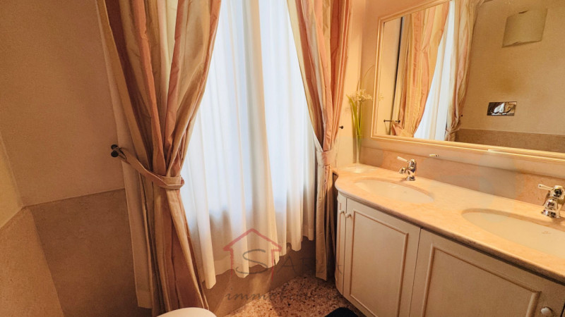 Nel cuore pulsante del Centro Storico di Padova, proponiamo in vendita un esclusivo palazzetto te...