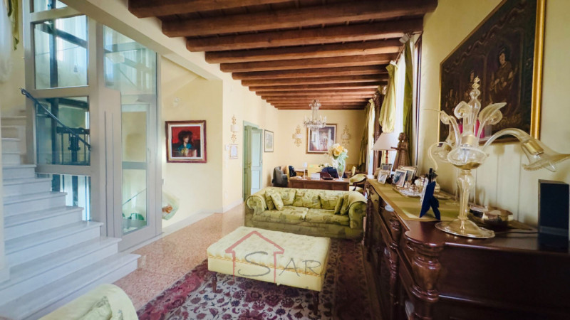 Nel cuore pulsante del Centro Storico di Padova, proponiamo in vendita un esclusivo palazzetto te...