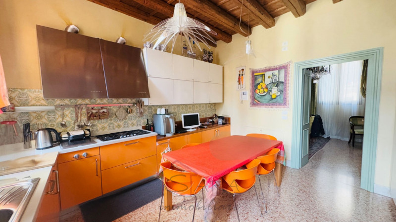 Nel cuore pulsante del Centro Storico di Padova, proponiamo in vendita un esclusivo palazzetto te...