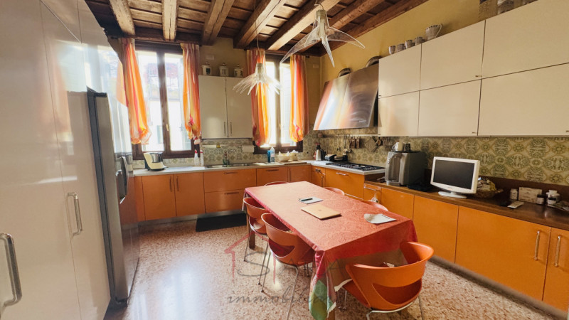 Nel cuore pulsante del Centro Storico di Padova, proponiamo in vendita un esclusivo palazzetto te...