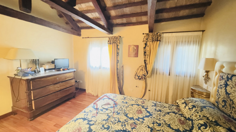 Nel cuore pulsante del Centro Storico di Padova, proponiamo in vendita un esclusivo palazzetto te...