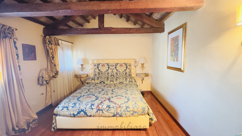 Nel cuore pulsante del Centro Storico di Padova, proponiamo in vendita un esclusivo palazzetto te...