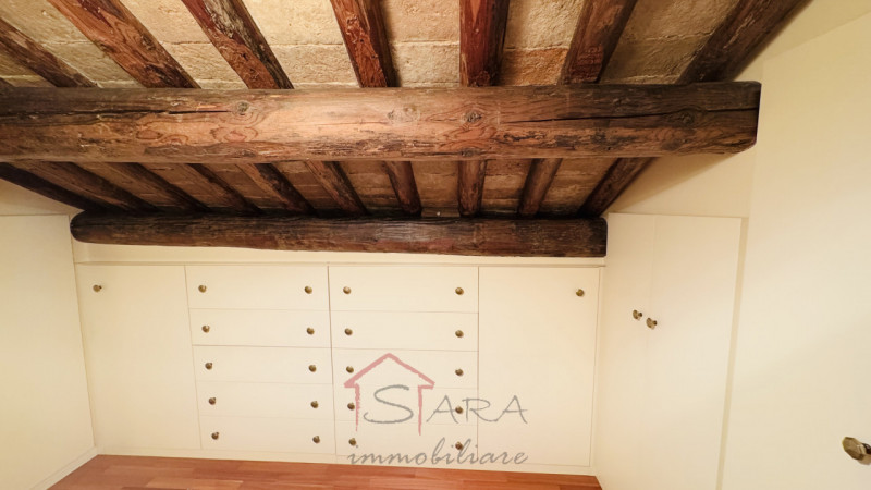 Nel cuore pulsante del Centro Storico di Padova, proponiamo in vendita un esclusivo palazzetto te...