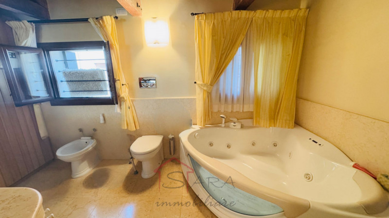 Nel cuore pulsante del Centro Storico di Padova, proponiamo in vendita un esclusivo palazzetto te...