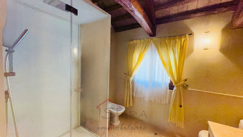 Nel cuore pulsante del Centro Storico di Padova, proponiamo in vendita un esclusivo palazzetto te...