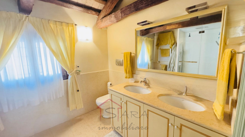 Nel cuore pulsante del Centro Storico di Padova, proponiamo in vendita un esclusivo palazzetto te...