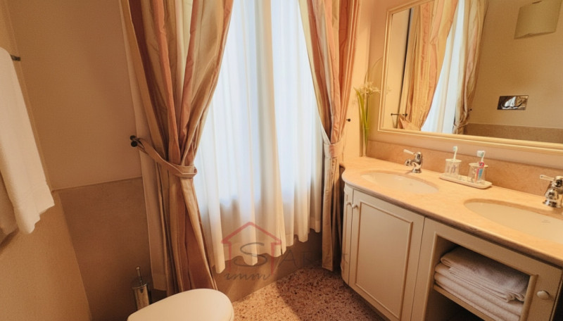 Nel cuore pulsante del Centro Storico di Padova, proponiamo in vendita un esclusivo palazzetto te...