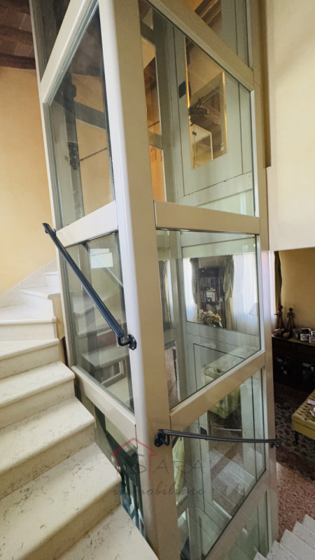 Nel cuore pulsante del Centro Storico di Padova, proponiamo in vendita un esclusivo palazzetto te...