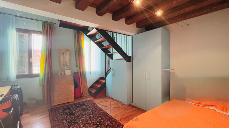 Nel cuore pulsante del Centro Storico di Padova, proponiamo in vendita un esclusivo palazzetto te...