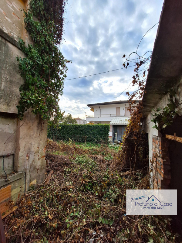 STRA - In ottima posizione comoda a tutti i principali servizi, proponiamo casa indipendente svil...