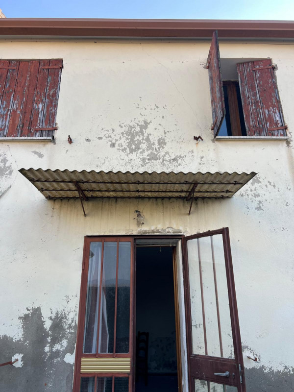 Vendesi casa singola da ristrutturare con giardino ad Arquà Petrarca, perla dei colli Euganei ed ...