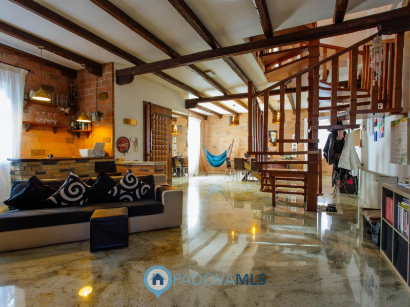 Immobile in esclusiva al Gruppo Padova MLS
Vendesi, a pochissima distanza dal centro di Solesino,...