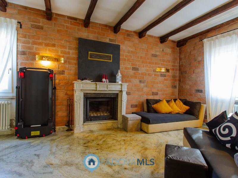 Immobile in esclusiva al Gruppo Padova MLS
Vendesi, a pochissima distanza dal centro di Solesino,...