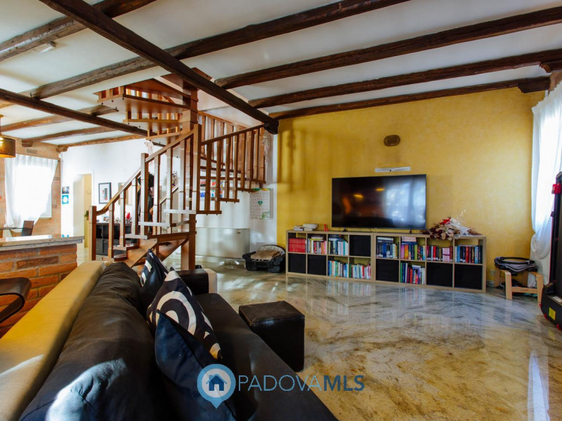 Immobile in esclusiva al Gruppo Padova MLS
Vendesi, a pochissima distanza dal centro di Solesino,...