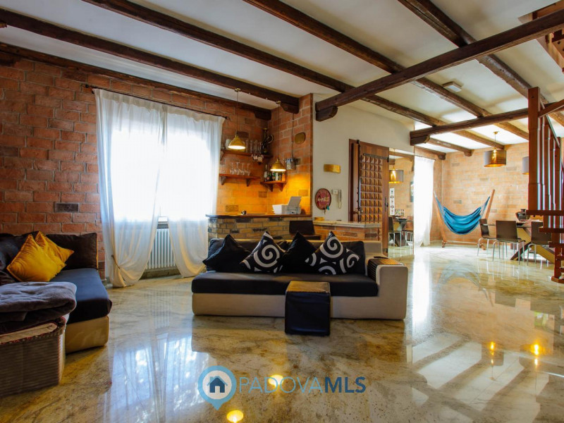 Immobile in esclusiva al Gruppo Padova MLS
Vendesi, a pochissima distanza dal centro di Solesino,...