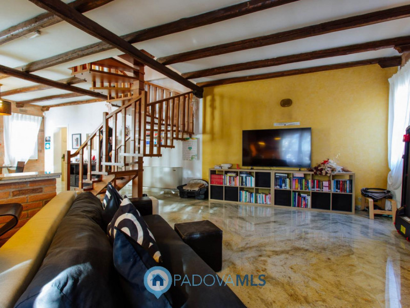 Immobile in esclusiva al Gruppo Padova MLS
Vendesi, a pochissima distanza dal centro di Solesino,...