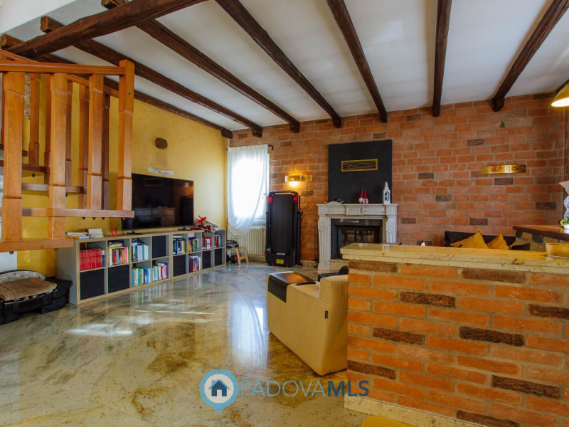 Immobile in esclusiva al Gruppo Padova MLS
Vendesi, a pochissima distanza dal centro di Solesino,...