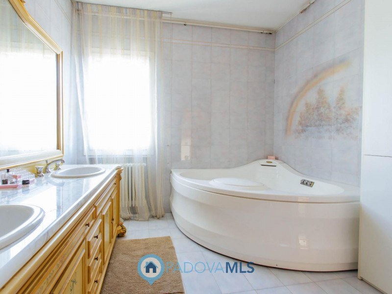 Immobile in esclusiva al Gruppo Padova MLS
Vendesi, a pochissima distanza dal centro di Solesino,...