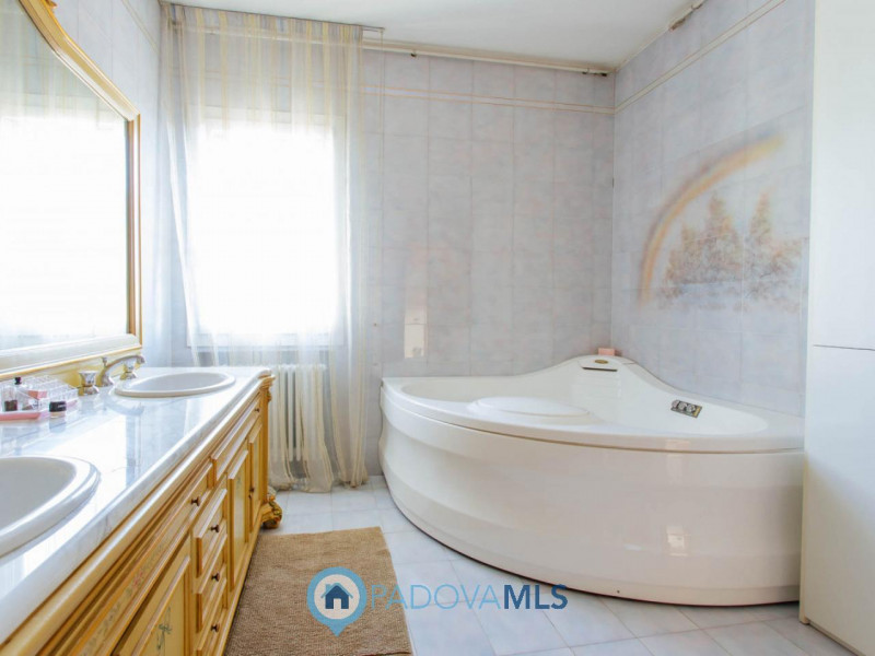 Immobile in esclusiva al Gruppo Padova MLS
Vendesi, a pochissima distanza dal centro di Solesino,...