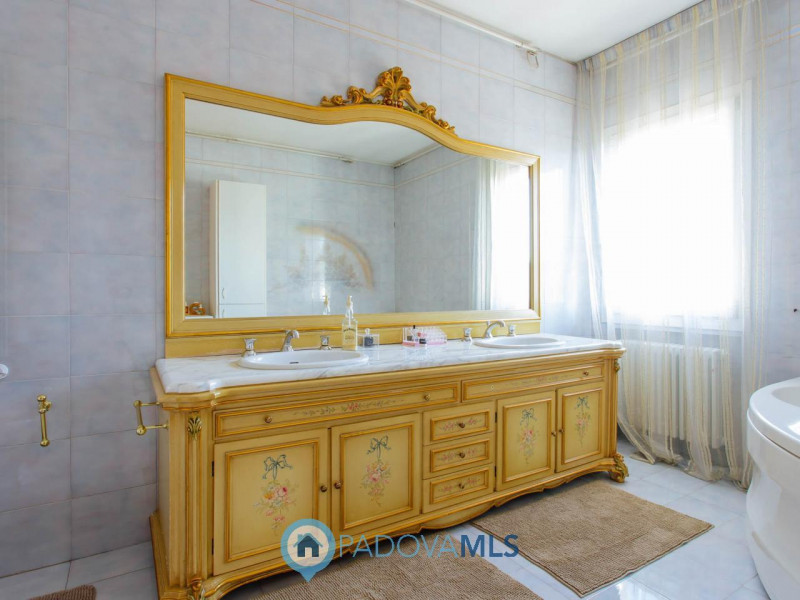 Immobile in esclusiva al Gruppo Padova MLS
Vendesi, a pochissima distanza dal centro di Solesino,...