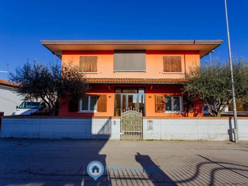 Immobile in esclusiva al Gruppo Padova MLS
Vendesi, a pochissima distanza dal centro di Solesino,...