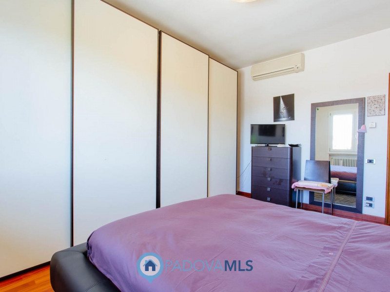 Immobile in esclusiva al Gruppo Padova MLS
Vendesi, a pochissima distanza dal centro di Solesino,...