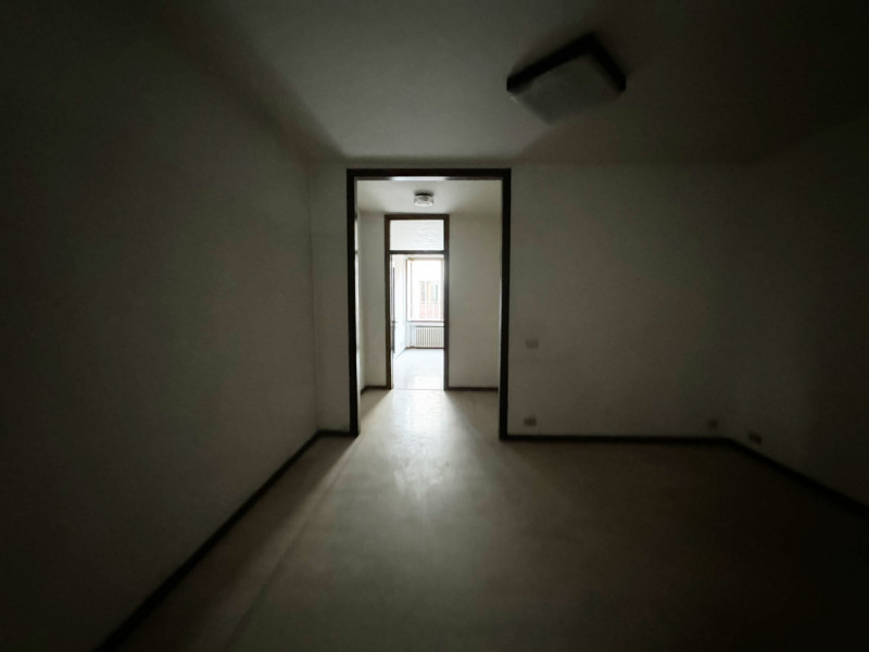 COMPOSIZIONE:
appartamento al piano primo, da ristrutturare, attualmente si presenta come unico a...