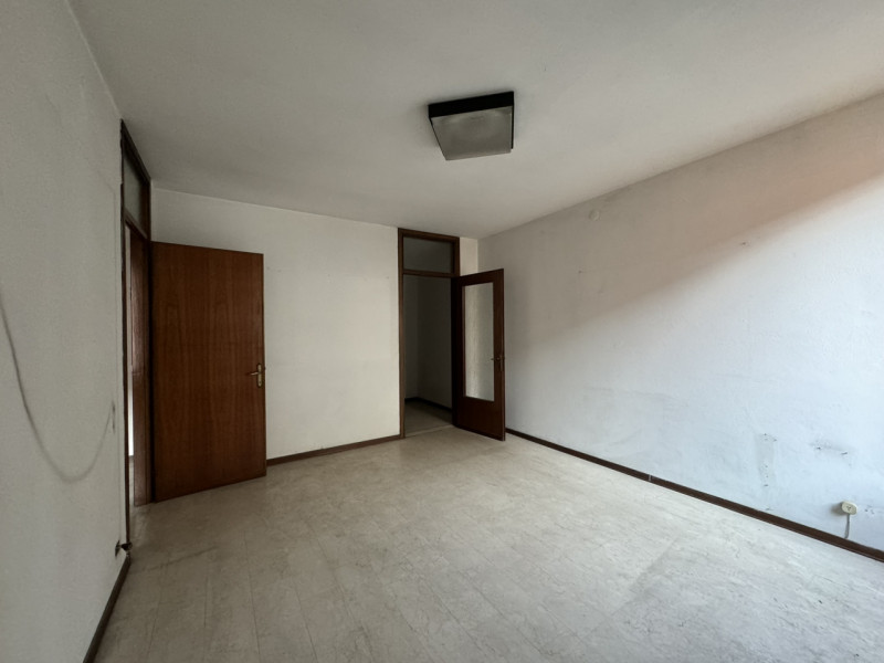 COMPOSIZIONE:
appartamento al piano primo, da ristrutturare, attualmente si presenta come unico a...