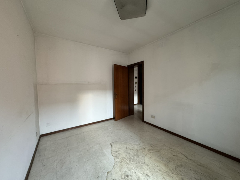 COMPOSIZIONE:
appartamento al piano primo, da ristrutturare, attualmente si presenta come unico a...