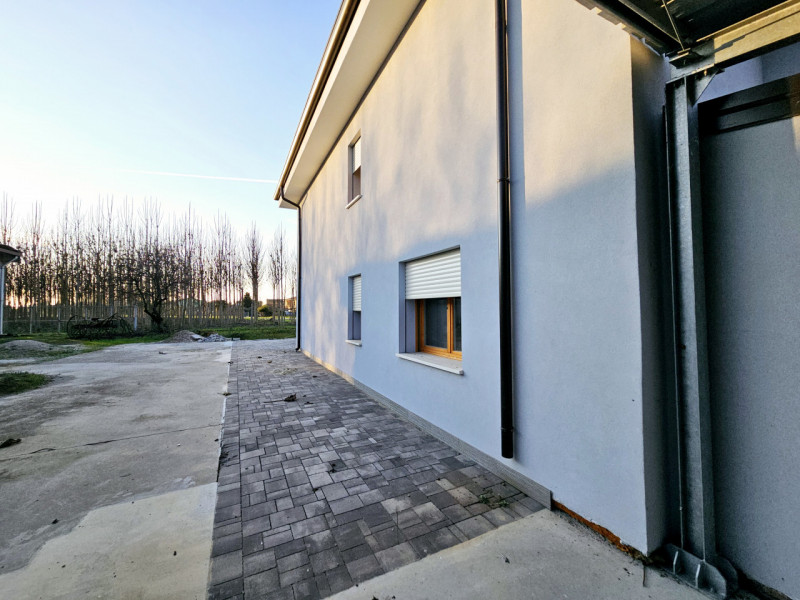 A Borgo Veneto, località Santa Margherita D'Adige, proponiamo in vendita moderna porzione di bifa...