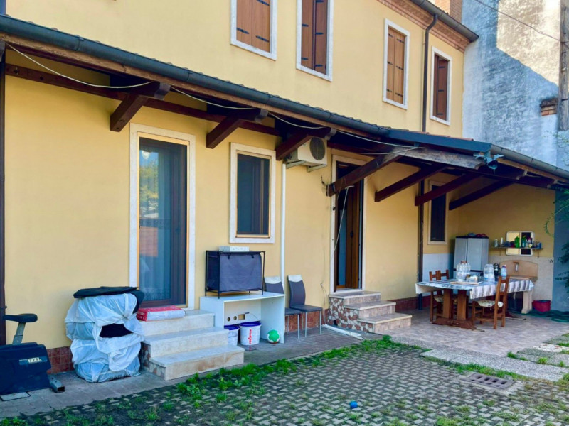 Stai cercando una casa spaziosa, luminosa e funzionale, in una zona comoda e ricca di servizi? 
Q...