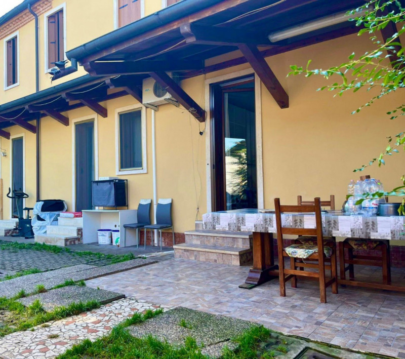 Stai cercando una casa spaziosa, luminosa e funzionale, in una zona comoda e ricca di servizi? 
Q...