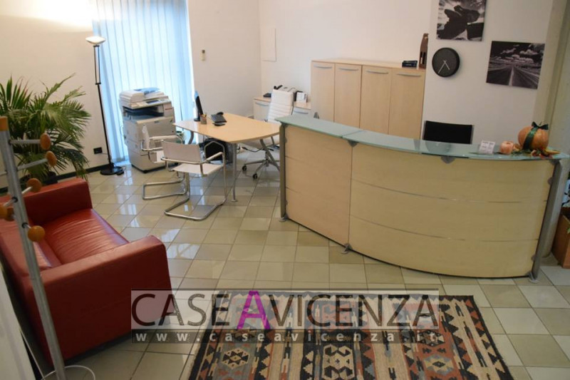GRISIGNANO DI ZOCCO - C.E.F - CENTRALISSIMO NEGOZIO, in eccellenti condizioni. Plurivetrinato con...