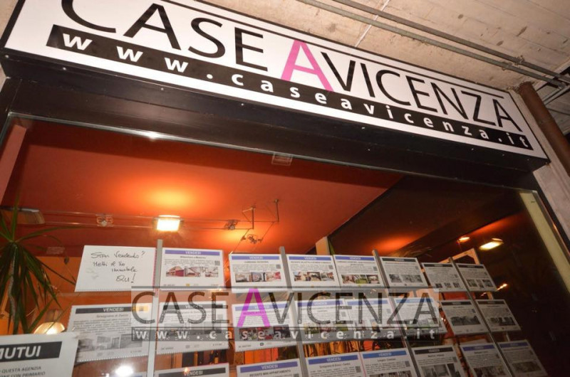 GRISIGNANO DI ZOCCO - C.E.F - CENTRALISSIMO NEGOZIO, in eccellenti condizioni. Plurivetrinato con...